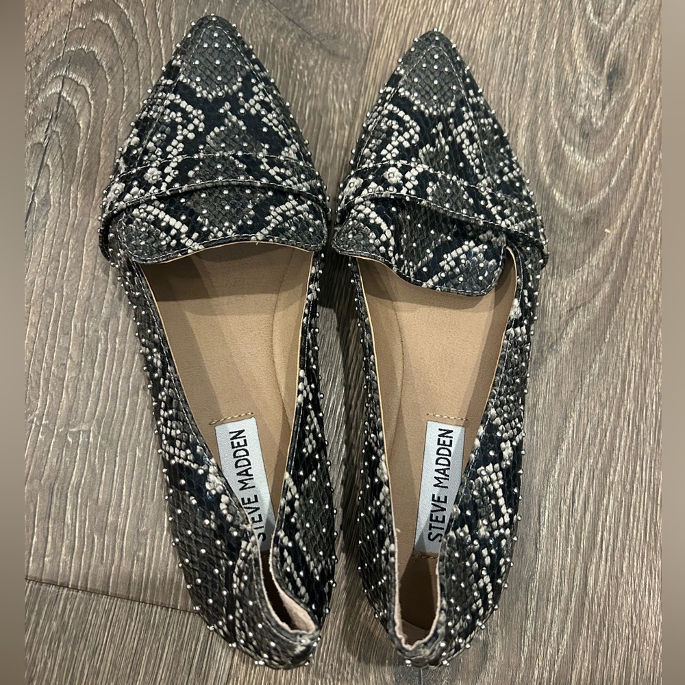 Steve Madden Studded Pointed Toe Loafer in Black Snakeskin pattern size 7